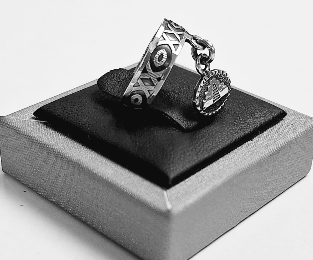 ANILLO CON COLGANTE DE PIRÁMIDE EN PLATA 925