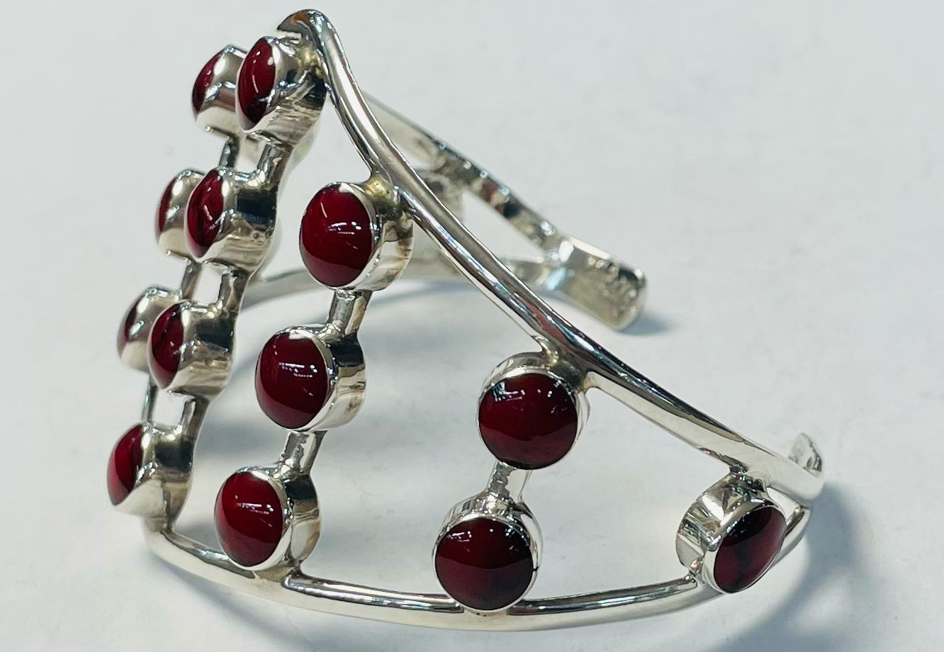 BRAZALETE CON CORAL ROJO EN PLATA LEY 925