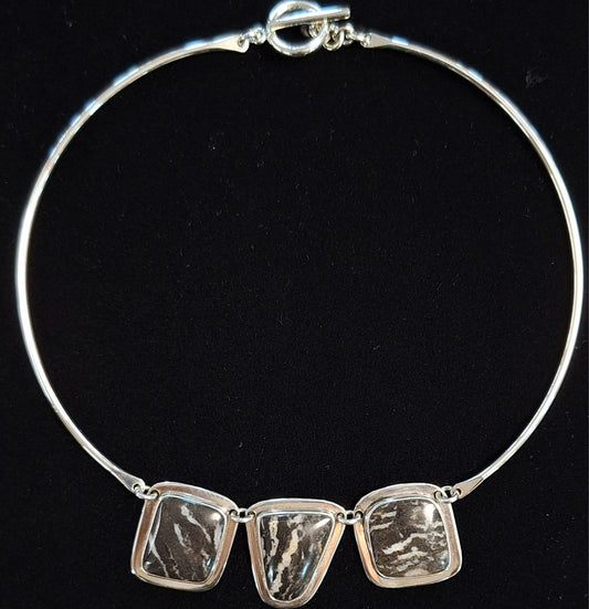 GARGANTILLA CON  INCRUSTACIONES DE PIEDRA EN PLATA LEY 925