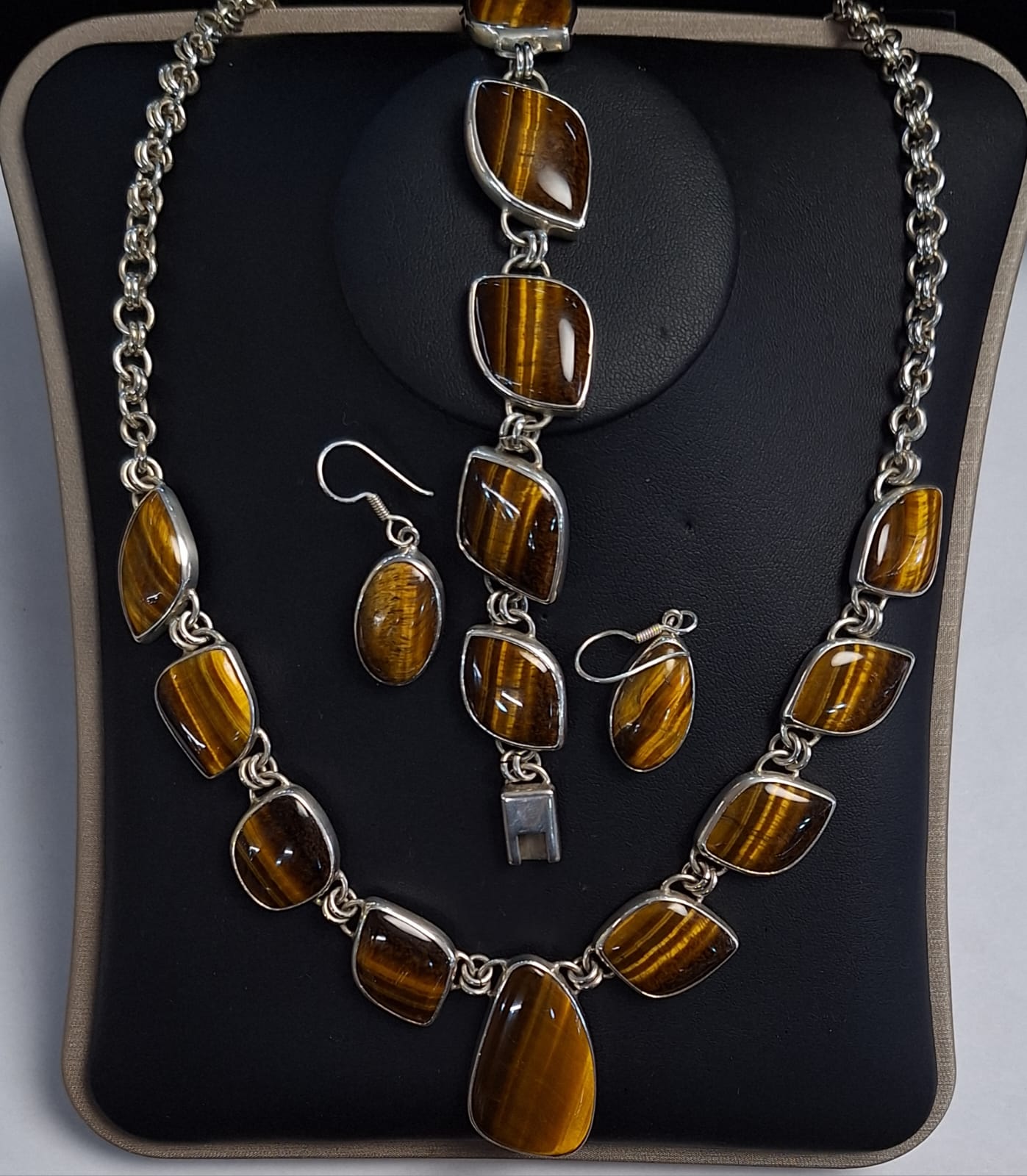 SET DE COLLAR CON  INCRUSTACIONES DE  OJO DE TIGRE EN PLATA LEY 950