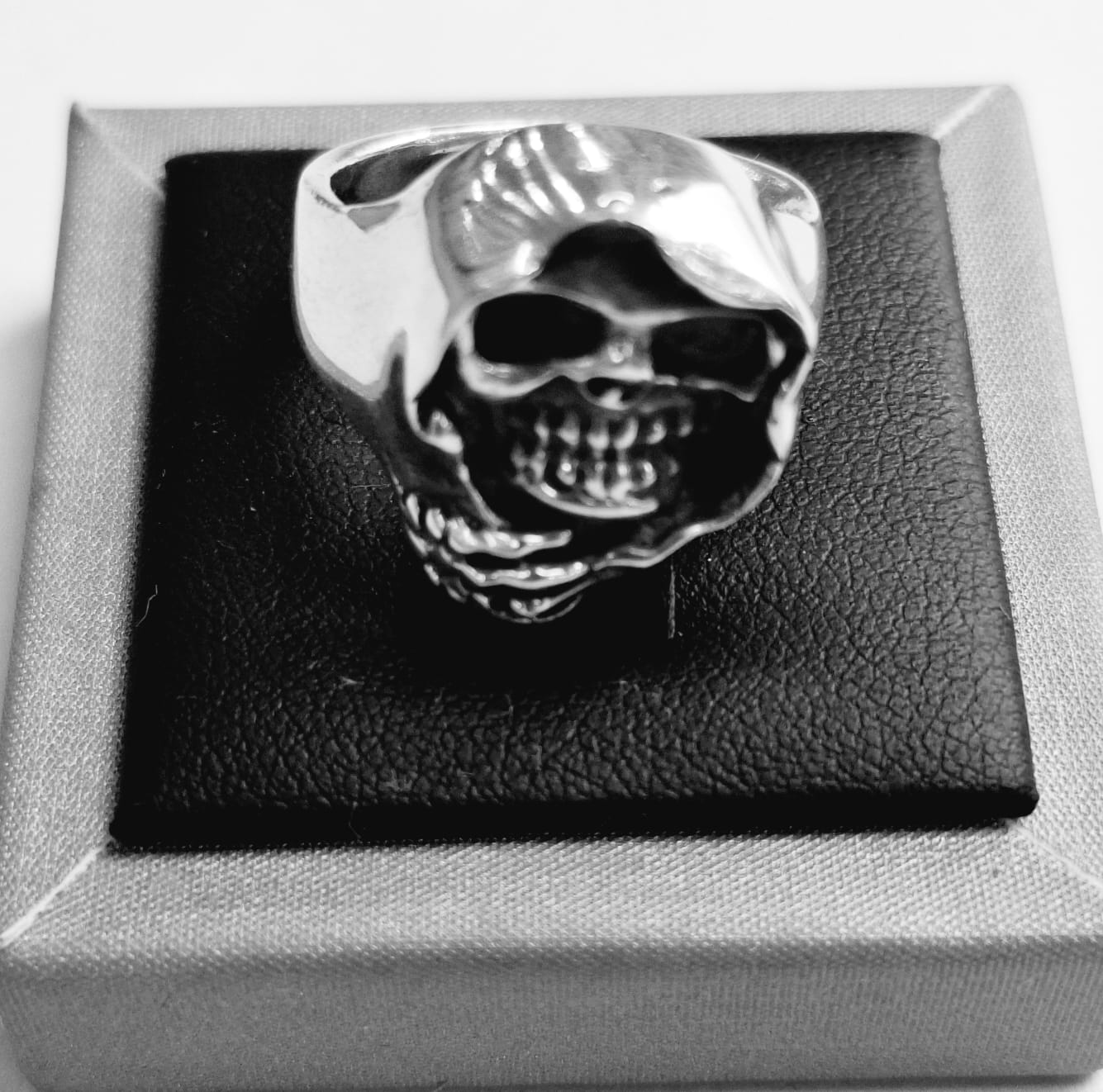 ANILLO CALAVERA CON CAPA EN PLATA LEY 925