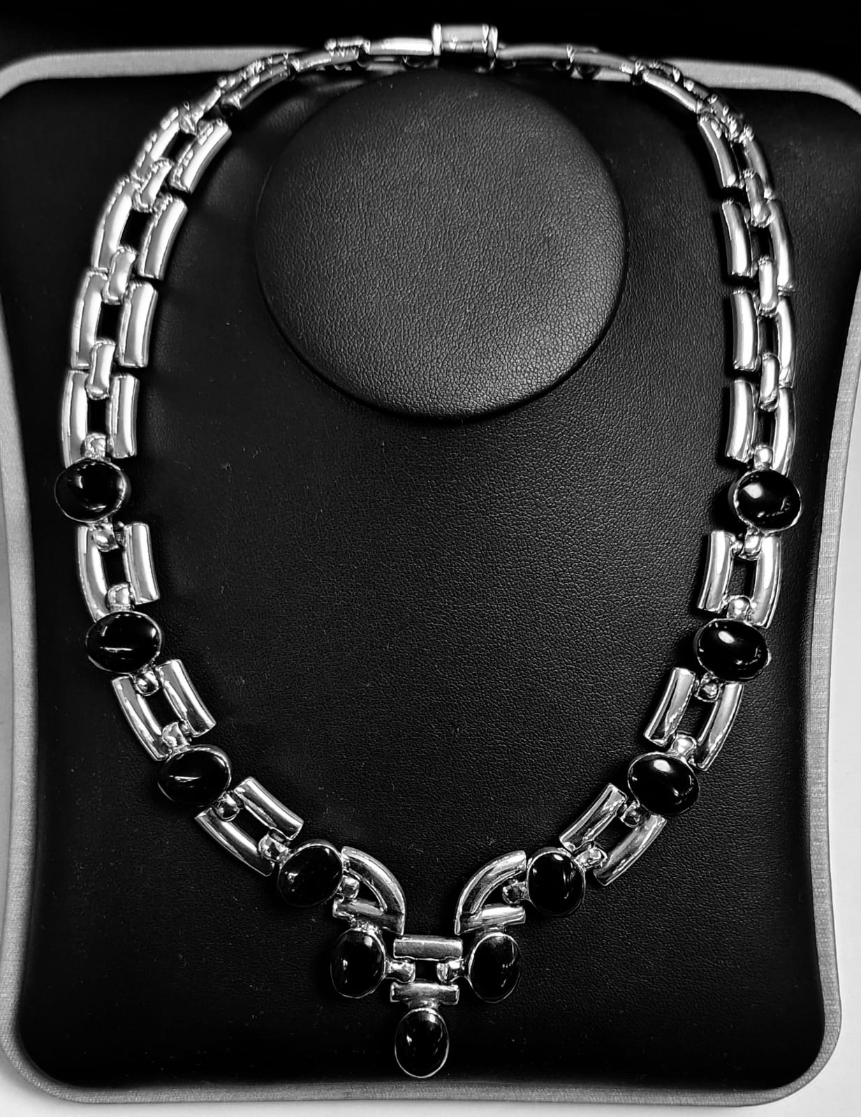 COLLAR CON INCRUSTACIONES OBSIDIANA EN PLATA LEY 950