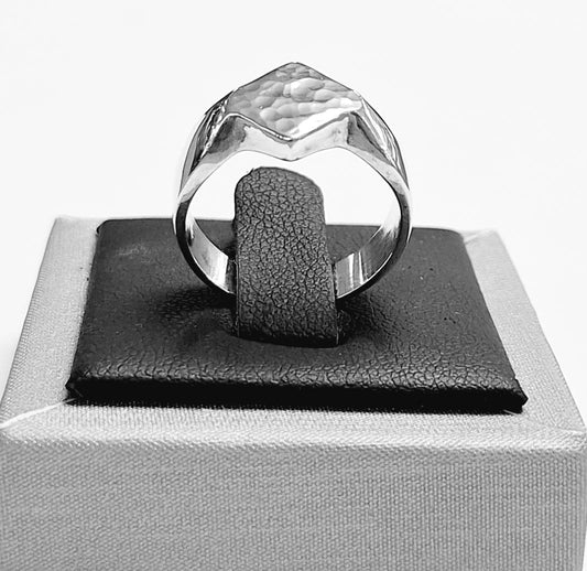 ANILLO MARTILLADO EN PLATA LEY 925