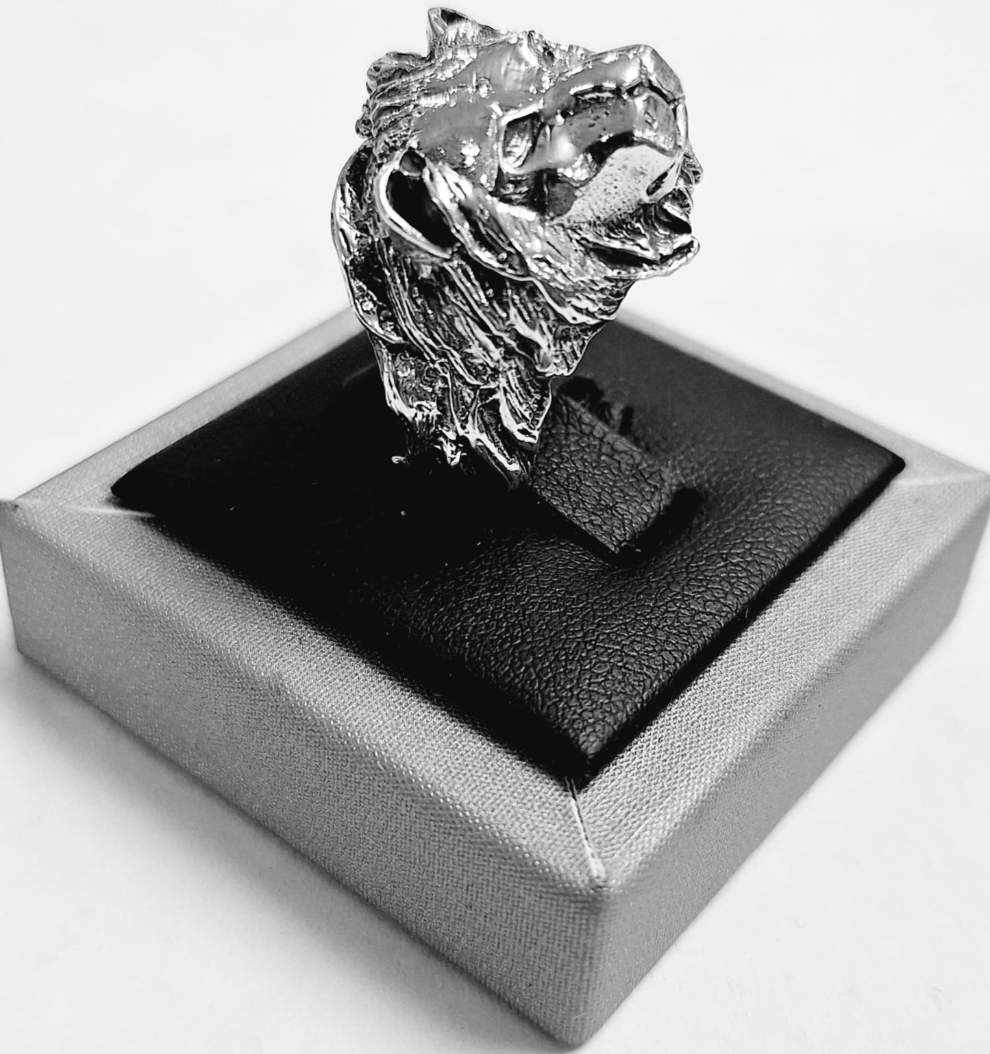 ANILLO CABEZA DE  LEON EN PLATA  LEY 925